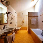 Relais Castello Di Razzano Szálloda