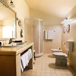 Отель Relais Castello Di Razzano Альфьяно-Натта