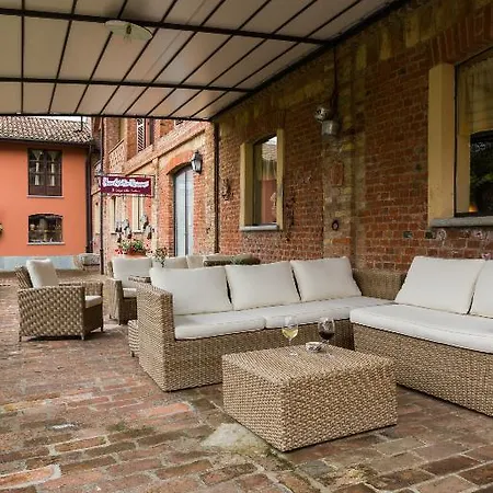 Relais Castello Di Razzano Hotel 4*