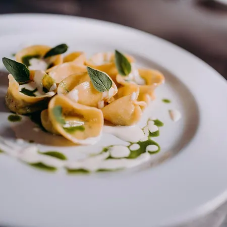 Relais Castello Di Razzano 호텔