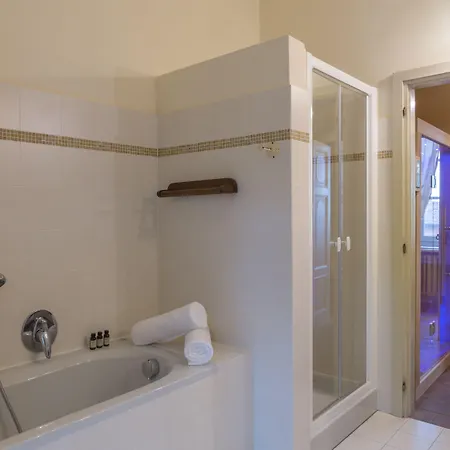 Relais Castello Di Razzano 호텔 4*