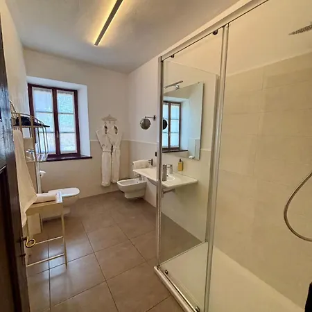 Relais Castello Di Razzano 4*